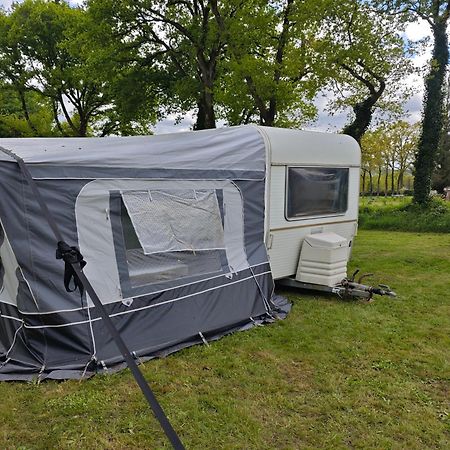Camping Le Val Aux Fees - Broceliande Concoret Dış mekan fotoğraf